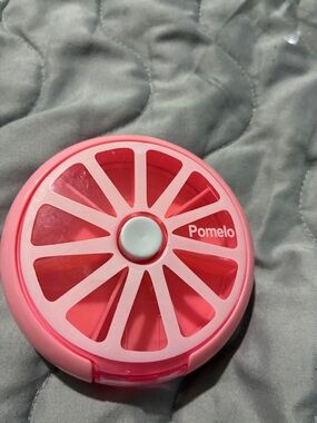 Pomelo Pink Citrus-Style Weekly Pill Case